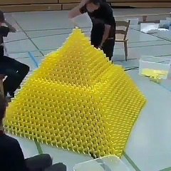 Il fait une boulette en plaçant l’une des dernières pièces d’une pyramide de dominos