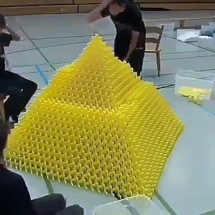 Il fait une boulette en plaçant l’une des dernières pièces d’une pyramide de dominos