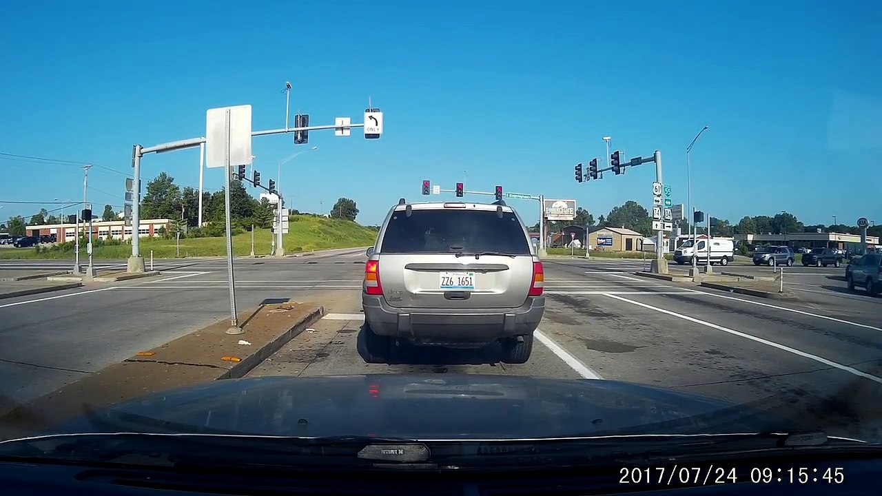 Il grille un feu rouge à un carrefour et provoque un terrible accident !