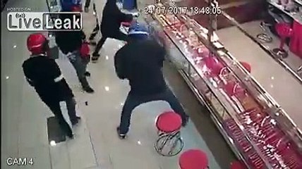 Ces braqueurs tombent sur une vitre  bien trop solide pour eux!