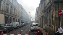 Bordeaux : les fumées de l'incendie d'un immeuble de la rue Fourteau