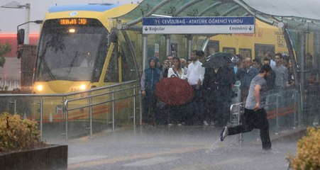 Beklenen Yağmur İstanbul'a Geldi