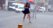 İstanbul'da Şiddetli Yağış Hortuma Dönüştü! Yumruk Büyüklüğünde Dolu Yağdı