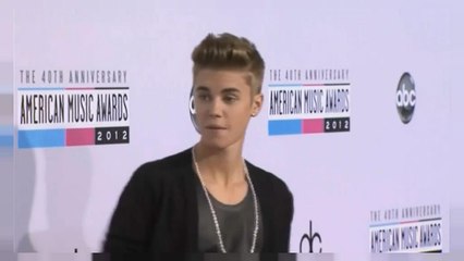 جاستين بيبر يدهس مصور نجوم "باباراتزي"