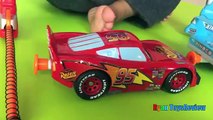 Des voitures foudre remorquer jouets Disney mcqueen mater