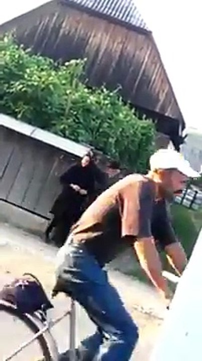 doi batranei se iubesc in public