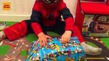Petit garçon homme araignée déballage et en jouant avec jouets