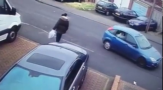 doua tiganci rapesc o femeie de pe strada facand magie neagra