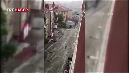 Sel sularına kapılan kişi böyle sürüklendi