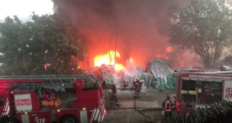 Kağıthane'de Düşen Yıldırım Depoya İsabet Etti, Alevler Göklere Yükseldi