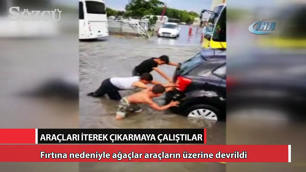 Fırtına nedeniyle ağaçlar araçların üzerine devrildi