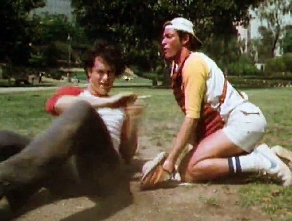 Bosom Buddies 1x17   The Hospital