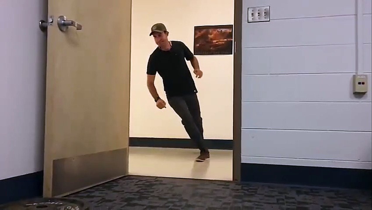 Teus cães vão a correr atrás de ti e tu do nada mudas de direção... TOP! by Tá Bonito - Dailymotion