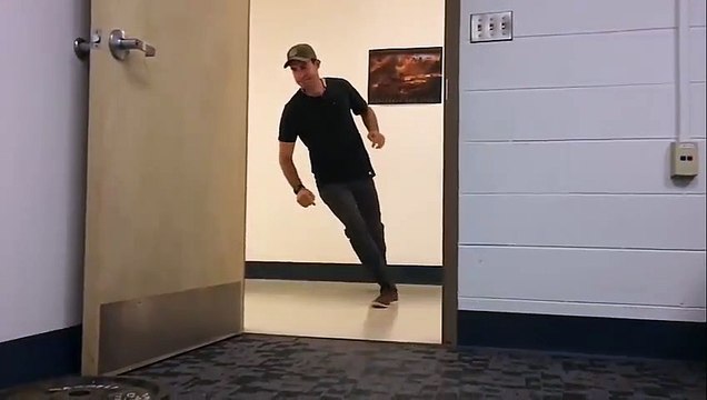 Teus cães vão a correr atrás de ti e tu do nada mudas de direção... TOP! by Tá Bonito - Dailymotion