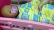 Bebé muñeca en video para con las muñecas gemelas pupsikom hija niñas madre jugando juguetes t