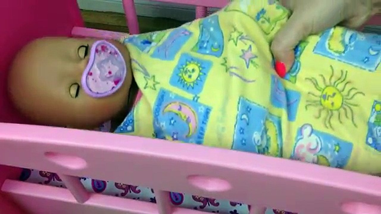 Bebé muñeca en video para con las muñecas gemelas pupsikom hija niñas madre jugando juguetes t