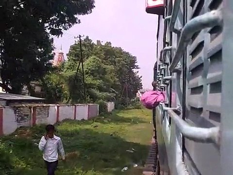 IRFCA-SGUJ WDP-4 20094 hauled 2553 Up Vaishali Express departs Samastipur Junction.3gp