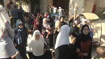الفلسطينيون يؤدون الصلاة بالمسجد الأقصى