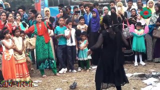 বাংলা মেয়ে রাস্তার মধ্যে নেচে সবাইকে অবাক করে দিল-bangla girl dance-bangla girl dance 2017