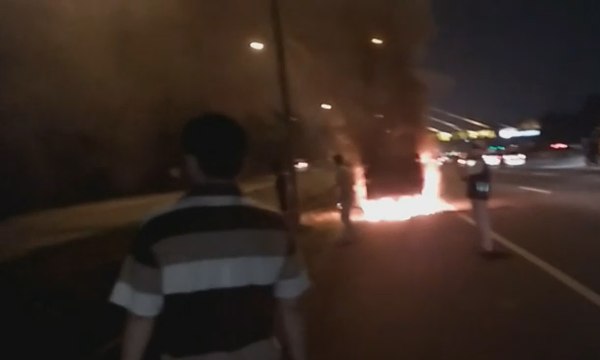 Mobil Pikap Terbakar di Ruas Tol Cikampek