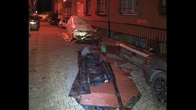 Esenler'de binanın çatısı araçların üzerine böyle düştü