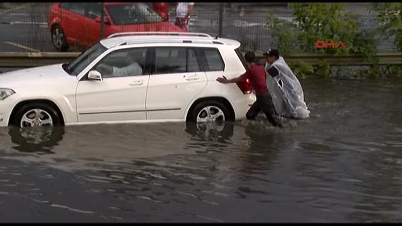 Yağmur ve Fırtına Istanbul'u Esir Aldı