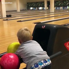 Ce gamin de 4 ans met un strike après une chute en bowling... La classe