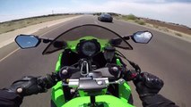 Ce motard en Kawasaki Ninja se fait griller par... 2 TESLA