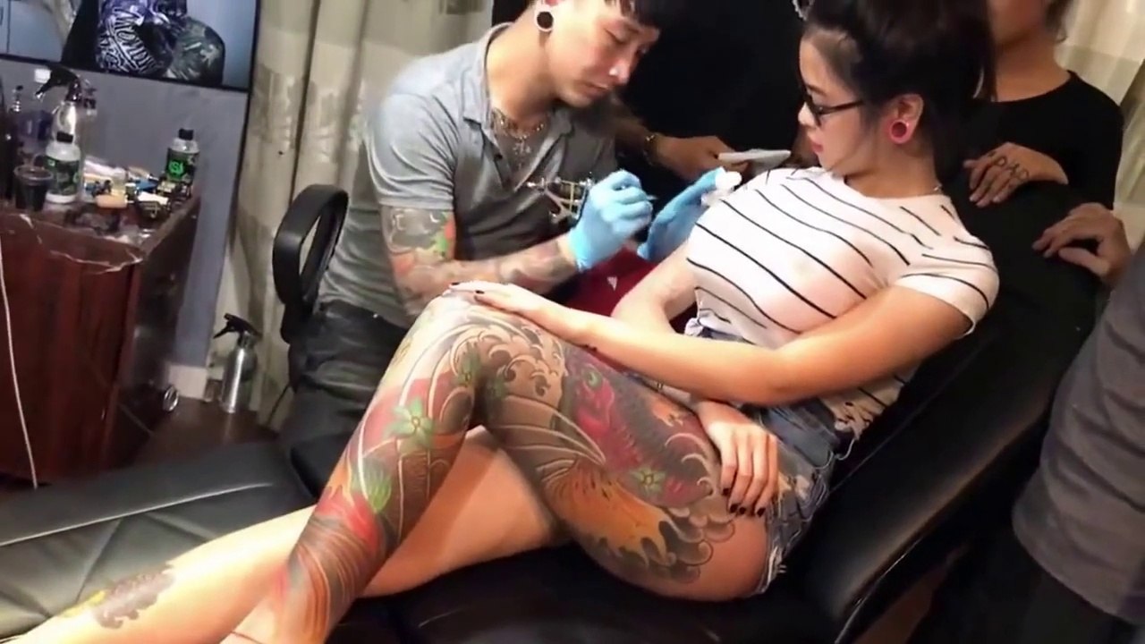 Quand le tatoueur te fait exploser ton faux sein... Blague énorme