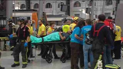 Medio centenar de heridos, 5 graves, en accidente de tren en Barcelona