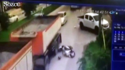 Kamyon motosikletlinin kafasını ezdi