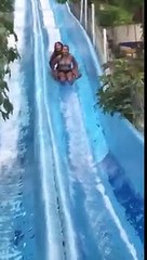 S'arrêter au milieu d'un toboggan est une très mauvaise idée !
