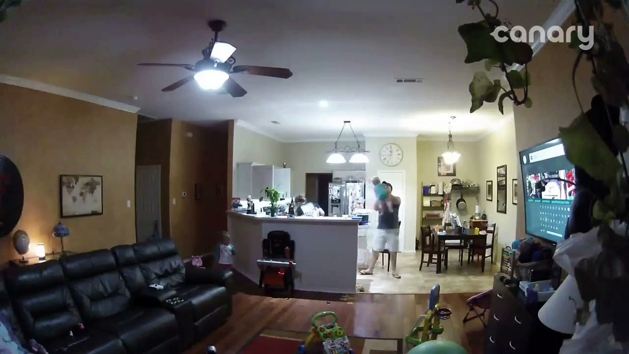 Un père de famille sauve son bébé d'une violente chute