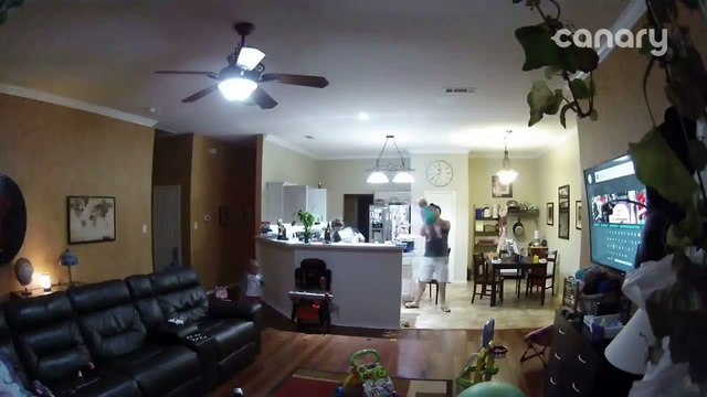 Un père de famille sauve son bébé d'une violente chute