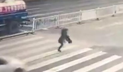 Islanmamak için sudan kaçan kadına otomobil çarptı