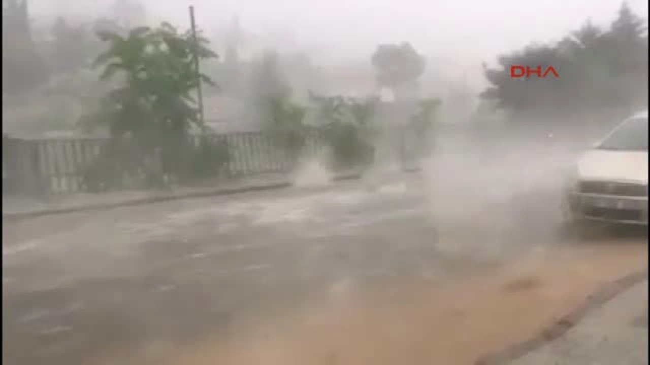 Istanbul'da Şiddetli Dolu Yağışı Sosyal Medyada