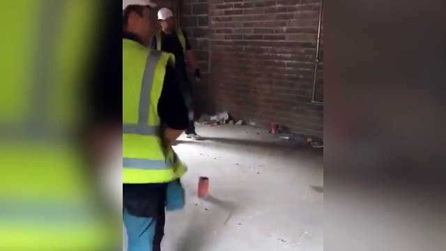 Des ouvriers font des blagues sur un chantier !