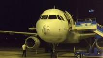 İstanbul'da Dolu Yağışı Uçağın Camını Kırdı... Uçak Çanakkale'ye Acil İniş Yaptı