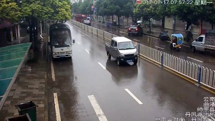 Nhầm lẫn xe chạy lùi bay qua rào chắn cuốn theo 2 người