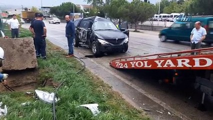 Otomobil elektrik direğine çarptı: 3 yaralı