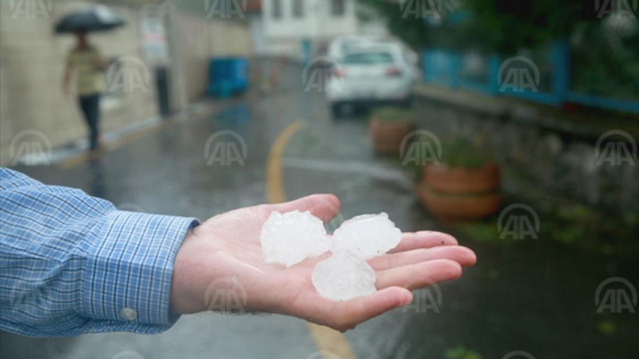 Devastante tempesta colpisce Istanbul, chicchi di grandine grandi come palline da golf