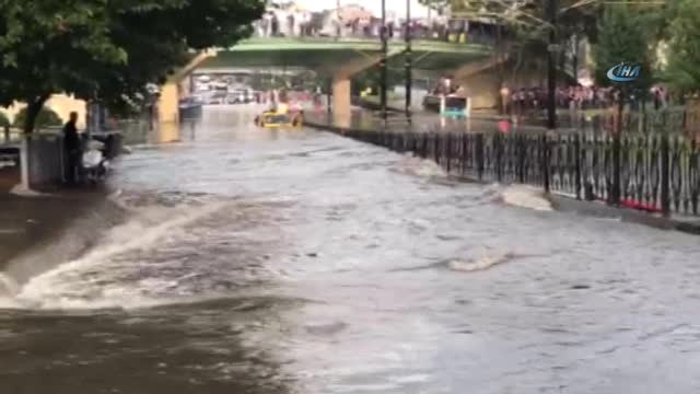 Yenibosna'da Sel Sularında Mahsur Kalan Vatandaş Aracın Üzerine Çıktı