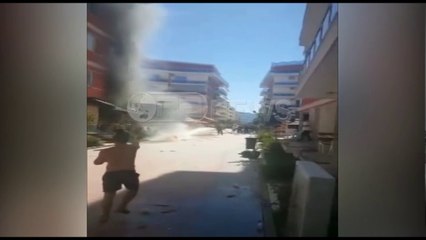 Ora News -  Shpërthimi në Velipojë, momenti kur ndihmojnë të plagosurin