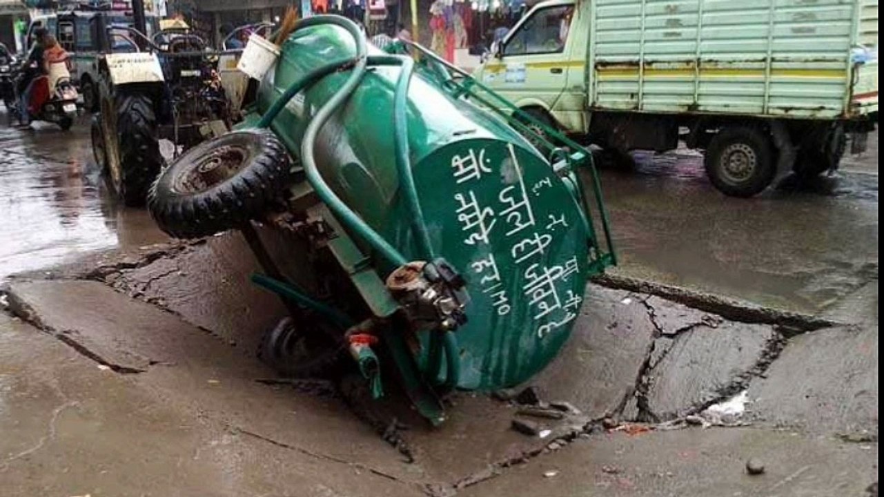 अचानक रोड पे चलता टैंकर धस गया जमीन में बाद में सामने आया ये मामला