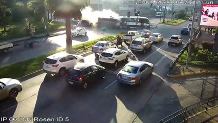 Tải video: Un camion sans frein se crash à toute allure à un carrefour. Accident terrible