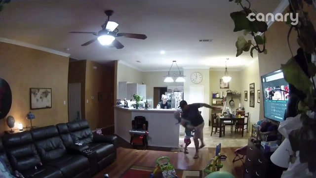 Ce papa est un super héro! Il évite une grosse chute avec son bébé dans les bras