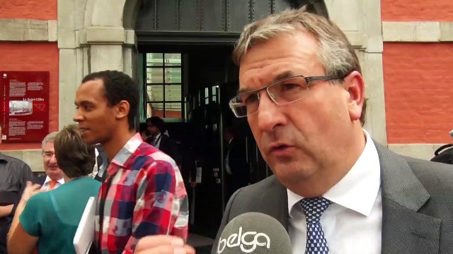 Pierre-Yves Jeholet prête serment devant le parlement comme ministre