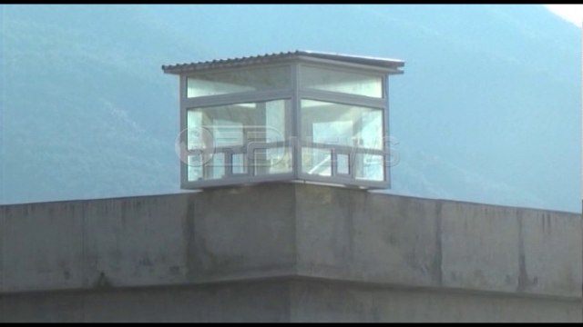 Ora News – Shkarkohet drejtori i burgut të Drenovës, paralajmërohen 4 të tjerë