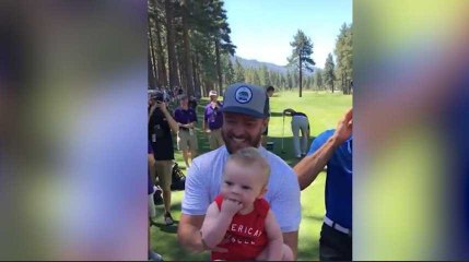 Justin Timberlake accepte de porter le bébé d'un fan et ce qui se passe est génial