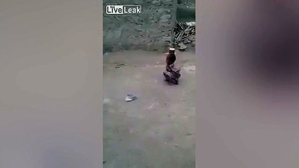 Un enfant tire sur une boîte de conserve sur la tête d'un petit garçon !!